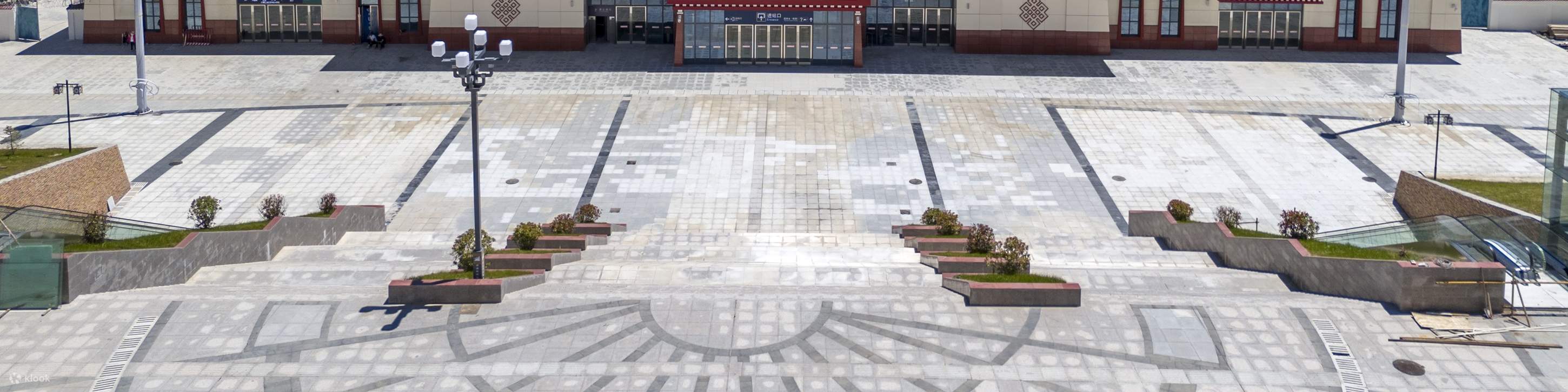 황룽(黄龙)·주자이거우(九寨沟) 고속철도역은 주자이거우(九寨沟) 풍경구에서 92km 떨어져 있으며, 셔틀 버스나 개인 차량을 이용하면 두 지역을 쉽고 빠르게 왕복할 수 있어, 청두(成都)에서 주자이거우(九寨沟)를 당일 자유 여행으로 방문하는 여행객에게 적합합니다.